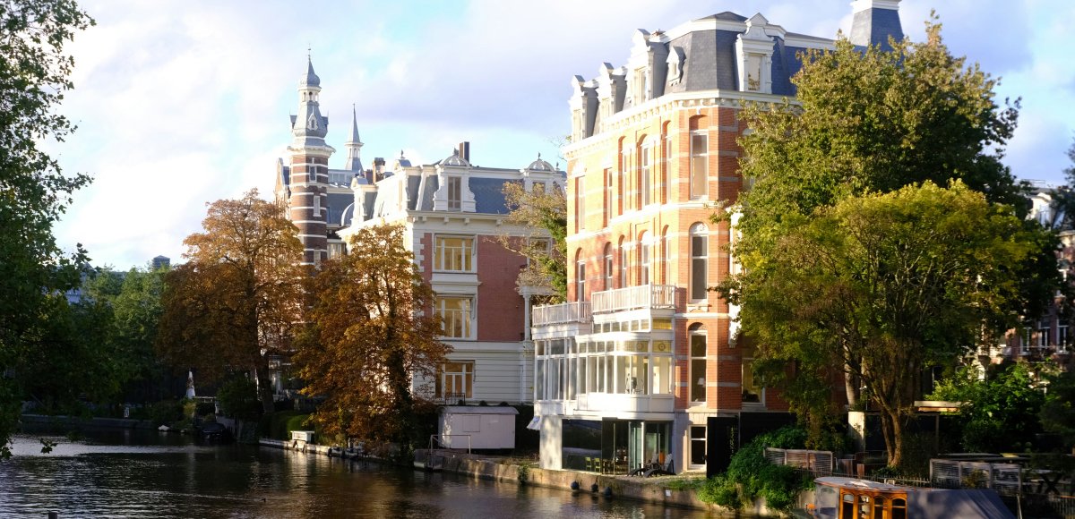 Gebouw aan water