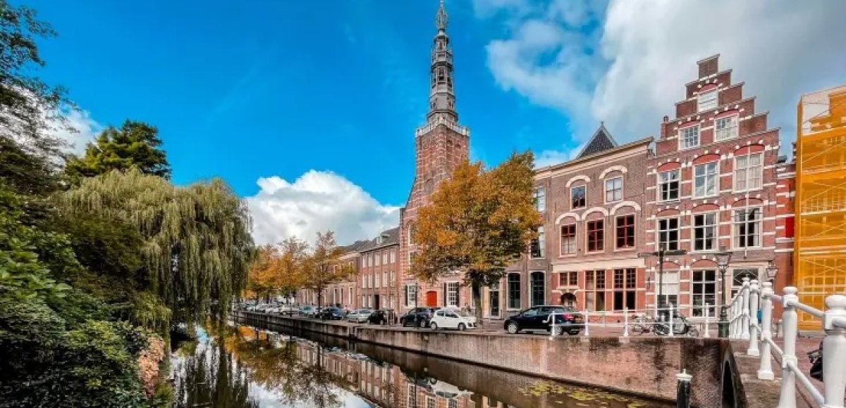 Gebouwen aan gracht